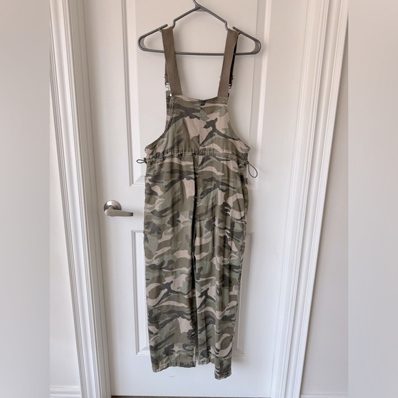 Camo overalls with adjustable straps/waist. Large Pockets! Size S - Picture 4 of 5
